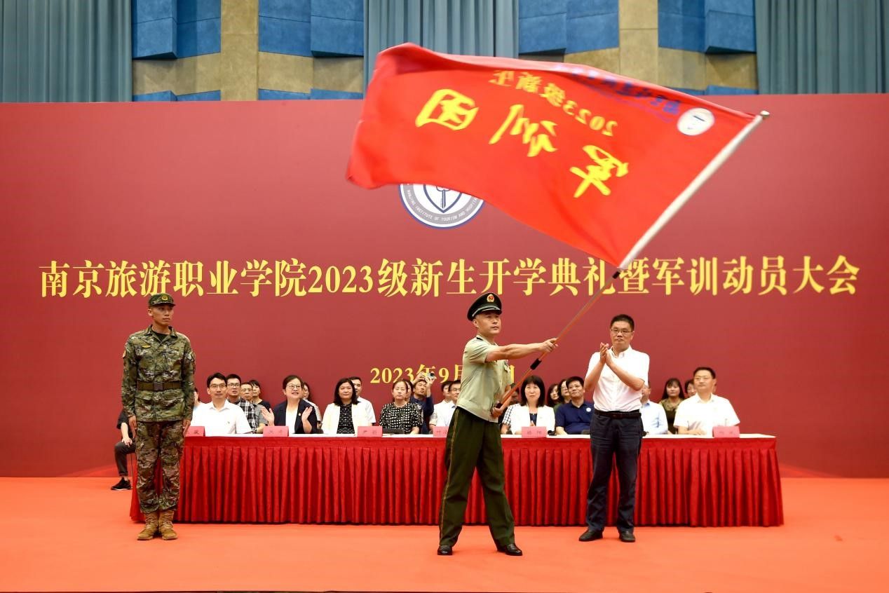 党委书记叶凌波向承训部队授旗