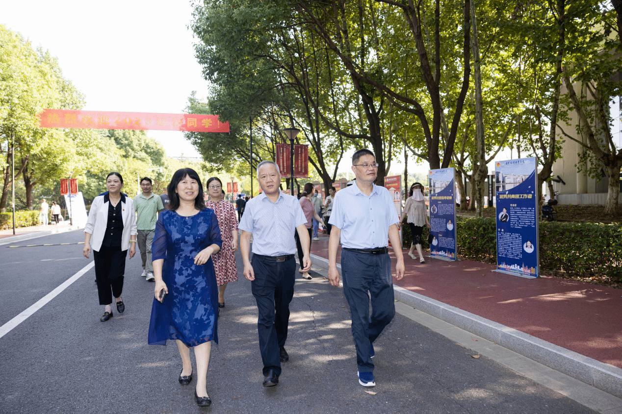 省文化和旅游厅党组成员、副厅长马龙来到现场视察指导迎新工作,南京旅游职业学院党委书记叶凌波,党委副书记、院长操阳等院领导及相关职能部门负责人陪同走访。 省文化和旅游厅党组成员、副厅长马龙来到现场视察指导迎新工作,南京旅游职业学院党委书记叶凌波,党委副书记、院长操阳等院领导及相关职能部门负责人陪同走访。