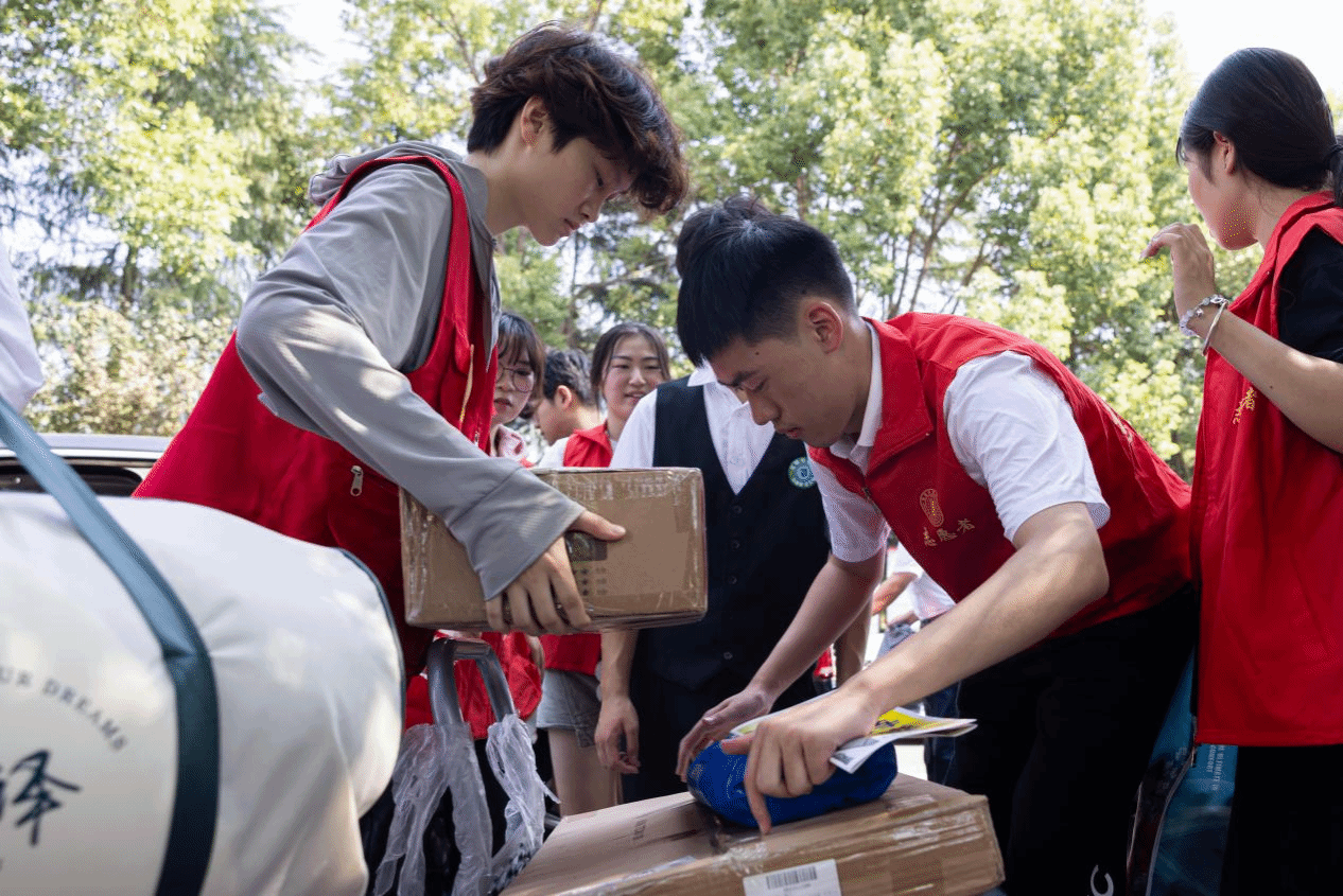 志愿者为新生贴心服务。 志愿者为新生贴心服务。